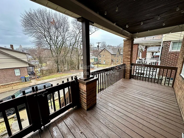 1112 Kelton Ave — Photo 10
