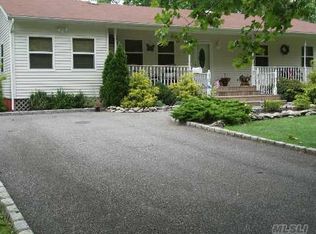 5 Pawnee Dr, Commack, NY 11725