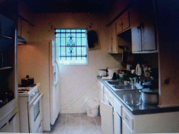 4th image of 833 W 17th St