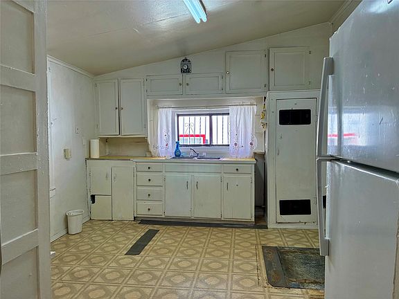5th image of 526 Moreno St