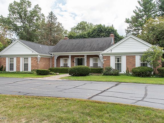4th image of 33 Lakeside Dr