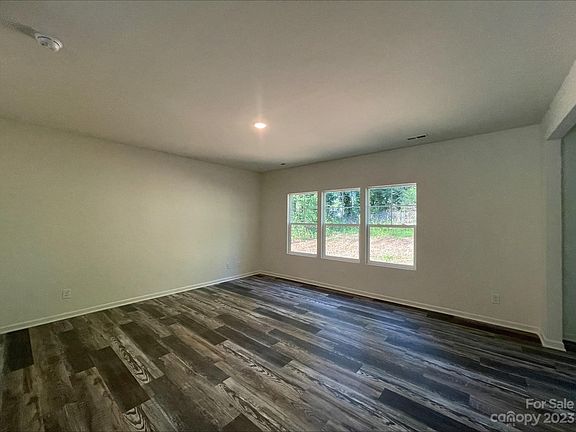 4th image of 975 General Hoke Dr