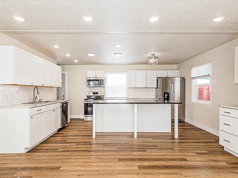 608 Creighton St — Photo 3