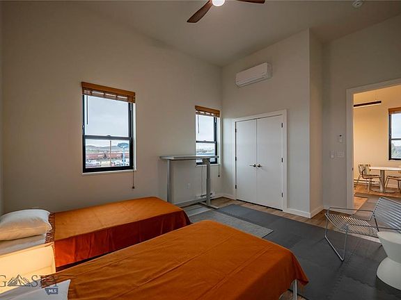 4th image of 924 E Park St #103