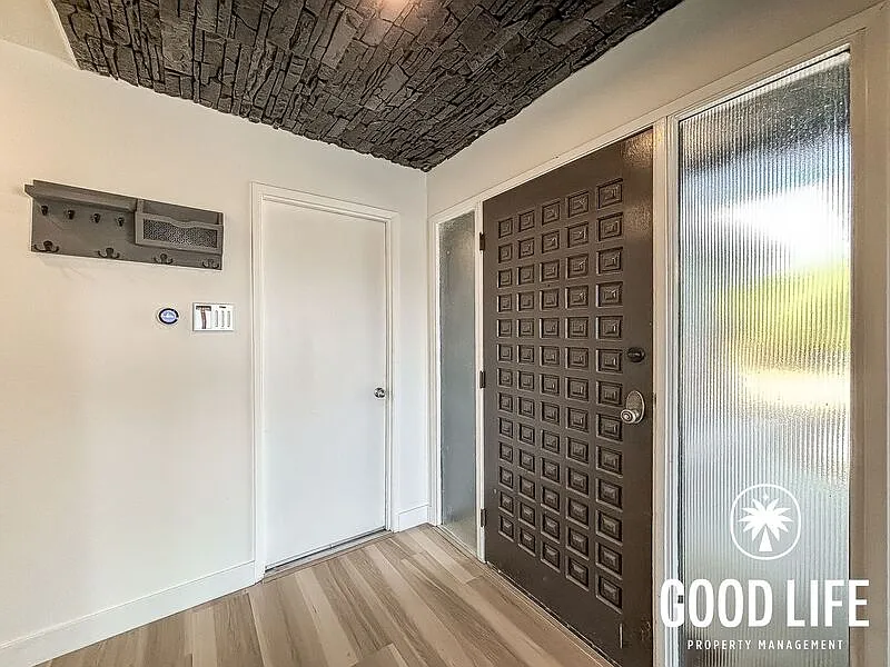 4 bed, 2.0 bath, 2293 sqft, $4,400 — Photo 4