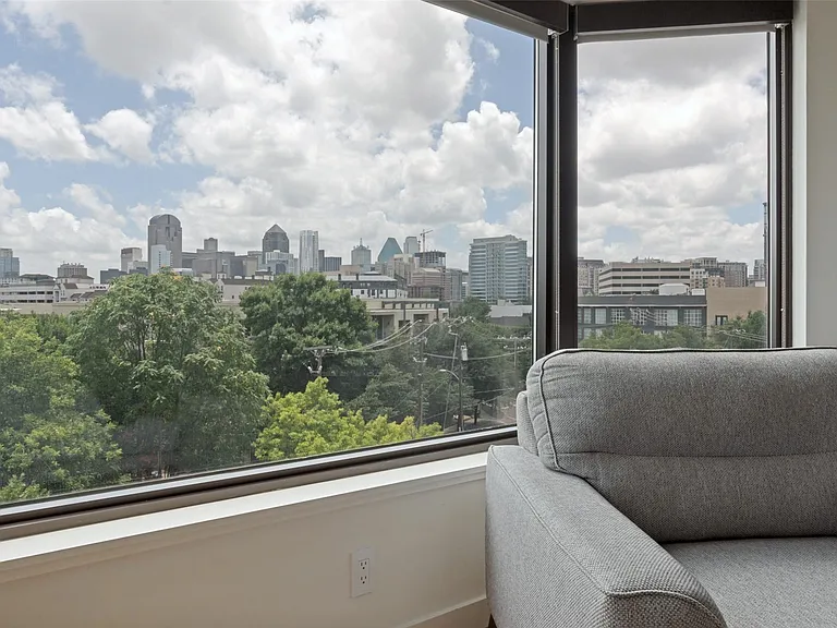 Sparkling and shimmering at night, the Downtown view can be enjoyed from every window and the balcony.