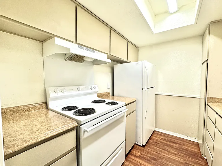 Canterbury House Apartments — Photo 10