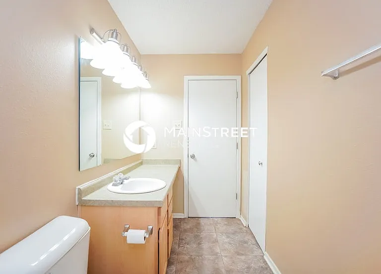 10806 Woods Dr — Photo 16