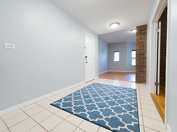 Foyer (living room ahead, 3rd bed to right, kitchen behind)