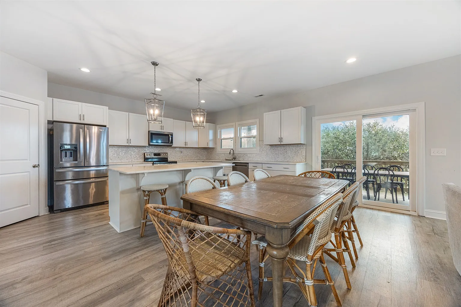 4 bed, 3.5 bath, 2576 sqft, $4,000 — Photo 2