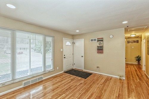 3rd image of 1525 Moellering Dr