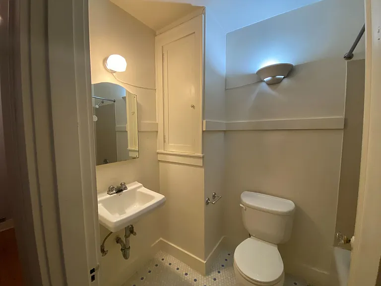 Broadway Crest Apartments — Photo 6