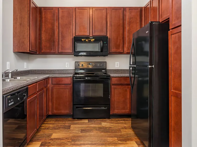 Marshall Square Apartments — Photo 40
