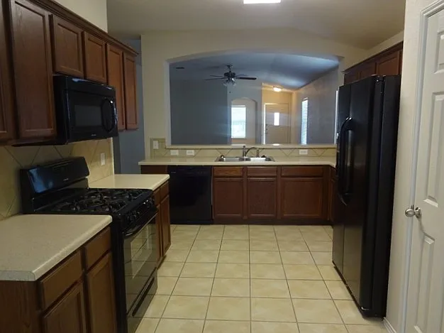 2288 Green Meadows Ln — Photo 2