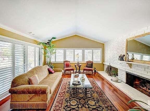 5th image of 851 Oakwood St