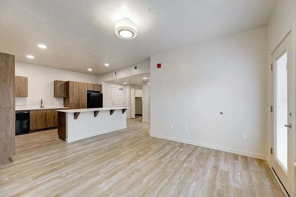 2 bed, 1.0 bath, $1,286 — Photo 3