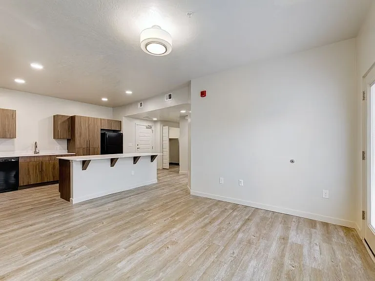 203 E Florida Ave — Photo 3