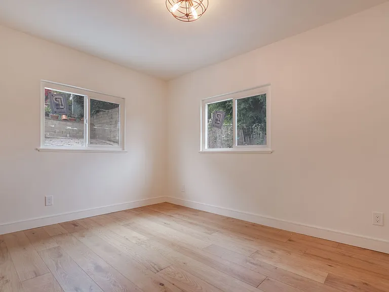 2042 N Alvarado St — Photo 12