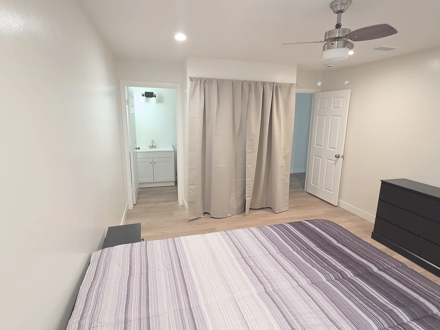 3 bed, 1100 sqft, $1,300 — Photo 2