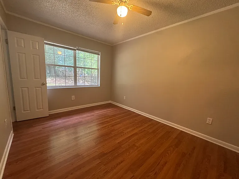 90 Andrews Ave — Photo 8