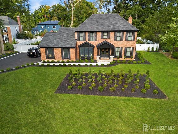 2nd image of 9 Wood Lake Ct