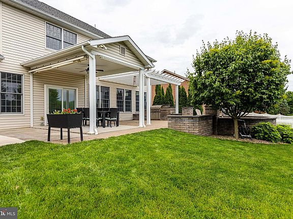 3rd image of 236 Woodvale Dr