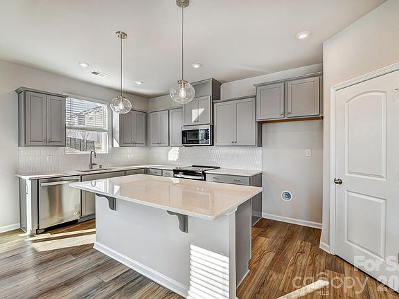 3rd image of 6122 Vasey St