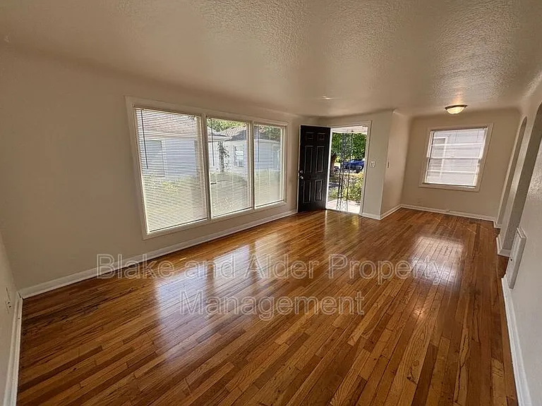 656 Breys Ave NE — Photo 6