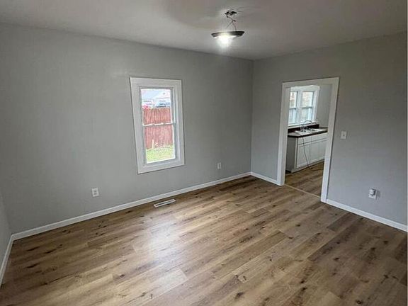 5th image of 618 S McLeansboro St