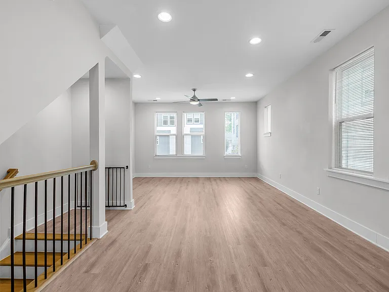 570 W End Dr — Photo 9