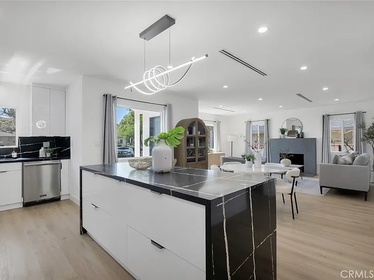 2115 W Clark Ave — Photo 14