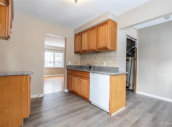 4th image of 27520 Kaufman St