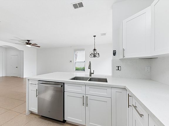 4th image of 402 Seminole Palms Dr #402