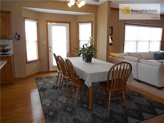 5th image of 404 SE Canterbury Ln