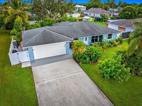 3rd image of 642 SE Streamlet Avenue