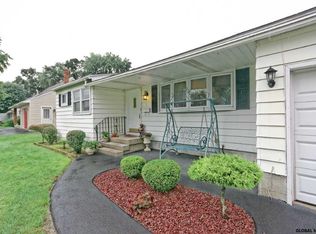 18 Jeffrey Ln, Loudonville, NY 12211