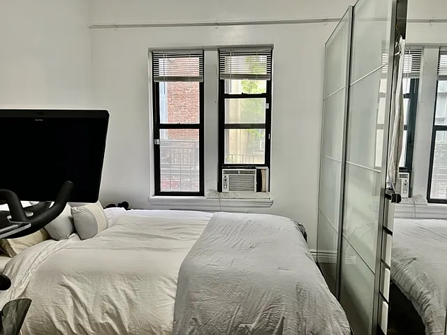 229 W 16th St #1C — Photo 6