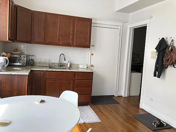 4th image of 1217 N Washtenaw Ave #3A