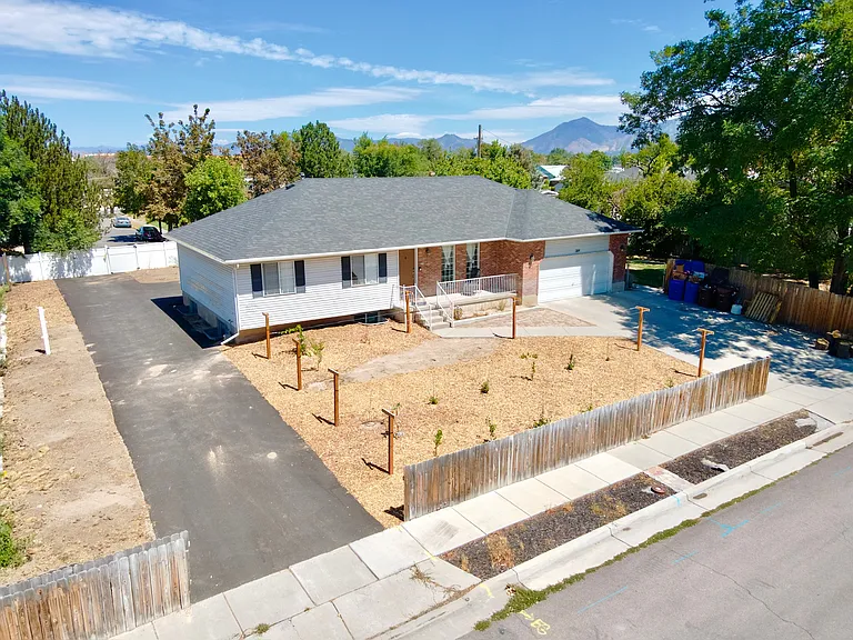 384 W Harvard Dr — Photo 1