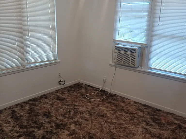 611 NW Columbia Ave #B — Photo 8