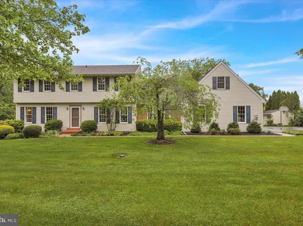 5 Twin Oak Dr, Leesport, PA 19533