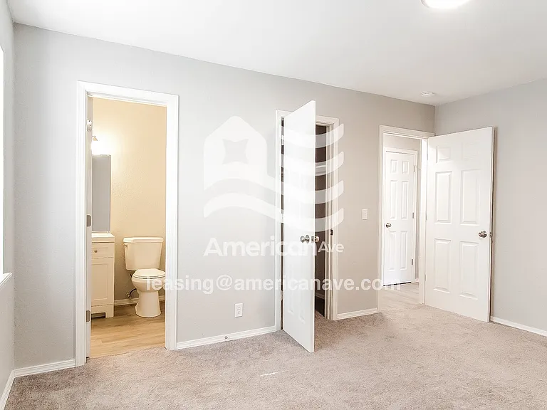 1043316_008_wm_-_main_bedroom_13282013.jpg