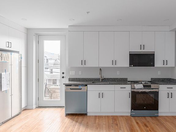 4th image of 635 Main St #200