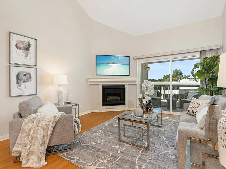5500 Owensmouth Ave #331 — Photo 8
