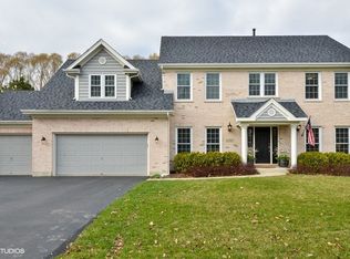 4301 Royal Fox Dr, St Charles, IL