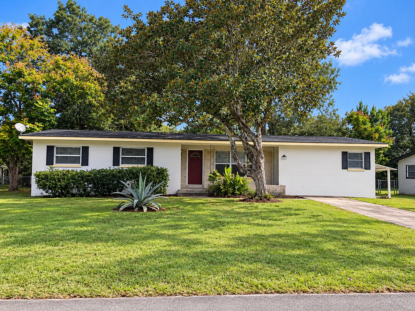 4 Bed 2 Bath Home | Pet Friendly | Washer Dryer Hook Ups & Central Air | Section 8 Welcome — Photo 1