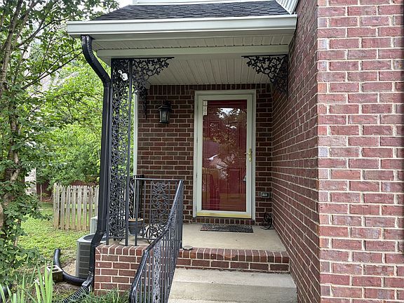 3rd image of 812 Ragsdale Ct