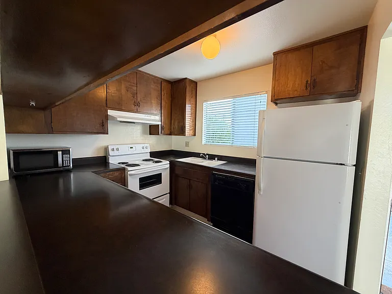 1390 Southwood Dr #B — Photo 4