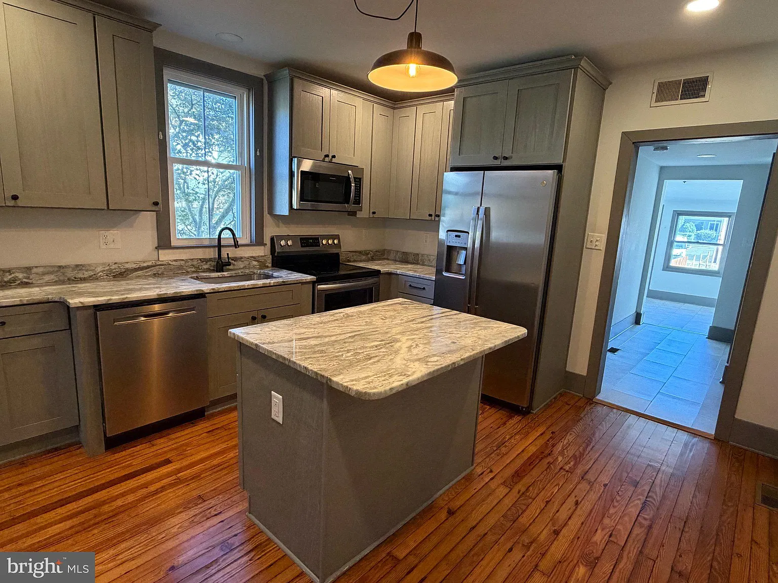 2 bed, 2.0 bath, 1460 sqft, $1,850 — Photo 2