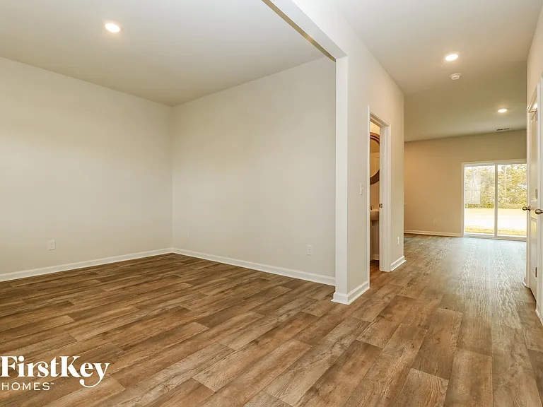 409 Zenith Blvd — Photo 5